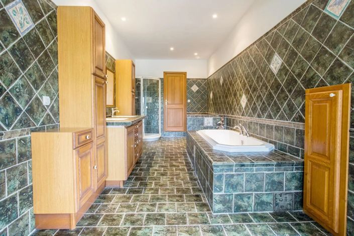 Image No.8-6 Bed House for sale