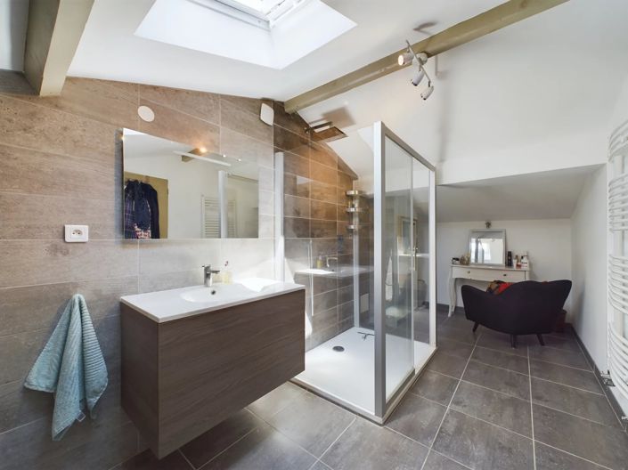 Image No.8-8 Bed House for sale