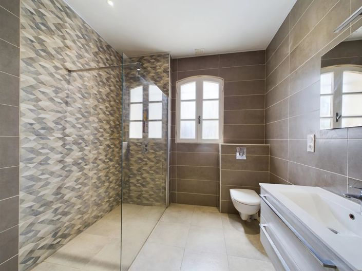 Image No.6-8 Bed House for sale