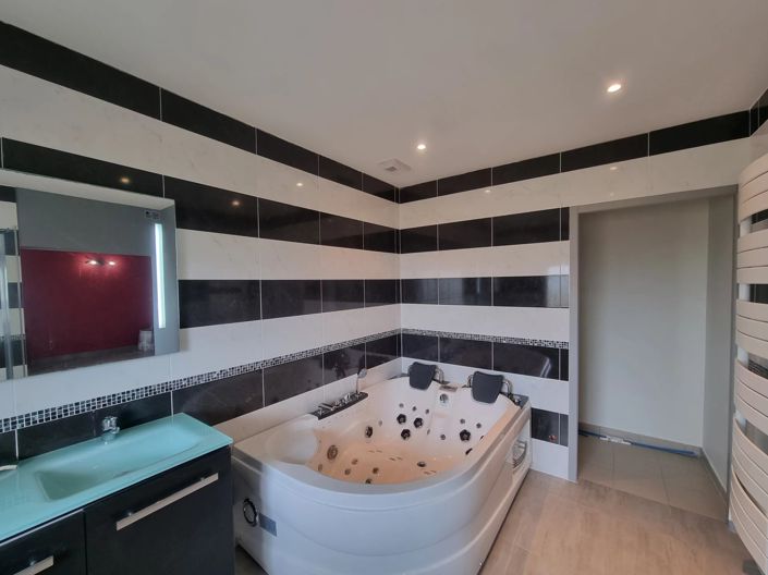 Image No.8-4 Bed Village House for sale