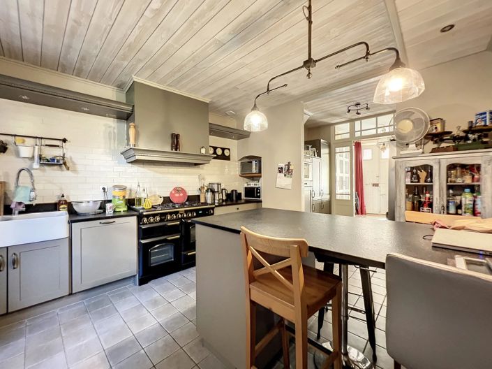 Image No.8-8 Bed House for sale