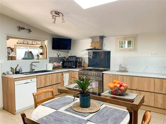 Image No.6-16 Bed House for sale