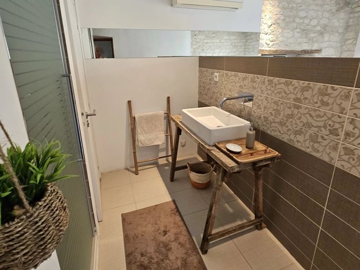 Image No.9-6 Bed House for sale