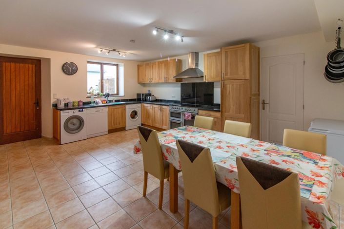 Image No.8-6 Bed House for sale