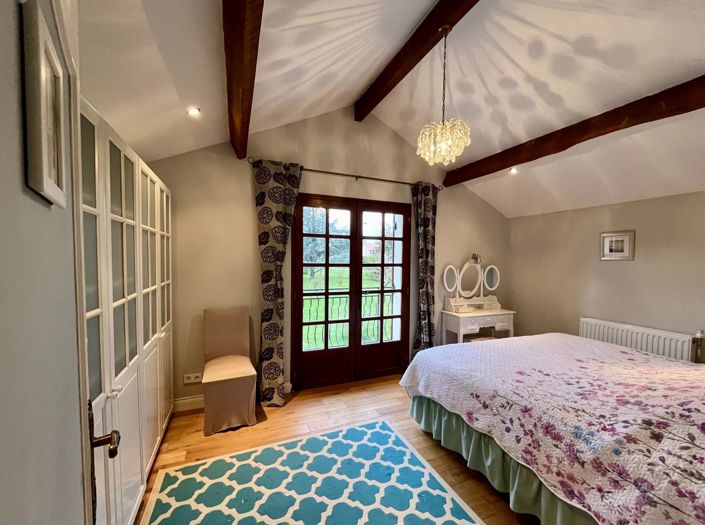 Image No.8-6 Bed House for sale