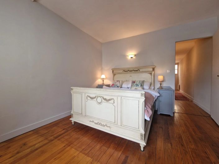 Image No.10-3 Bed Property for sale