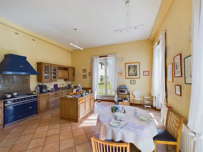 Image No.7-10 Bed House for sale