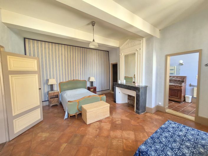 Image No.6-10 Bed House for sale