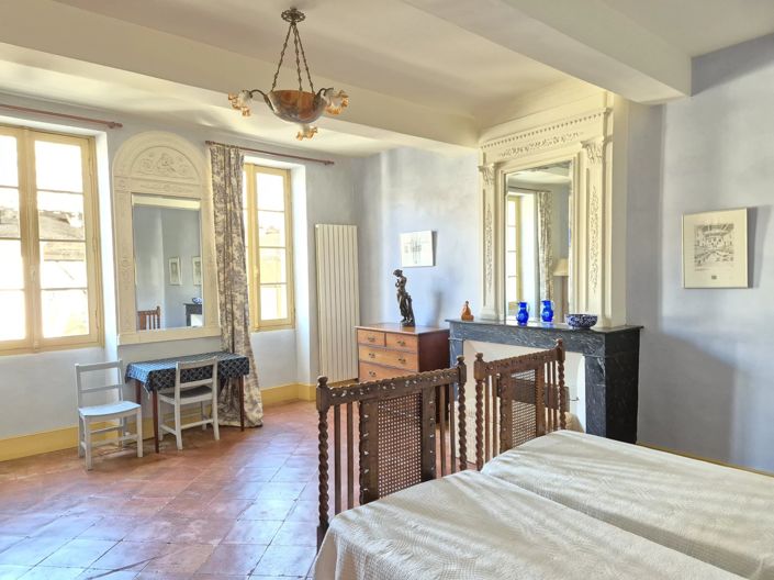 Image No.7-10 Bed House for sale