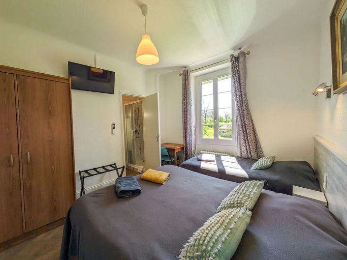 Image No.14-10 Bed Commercial for sale