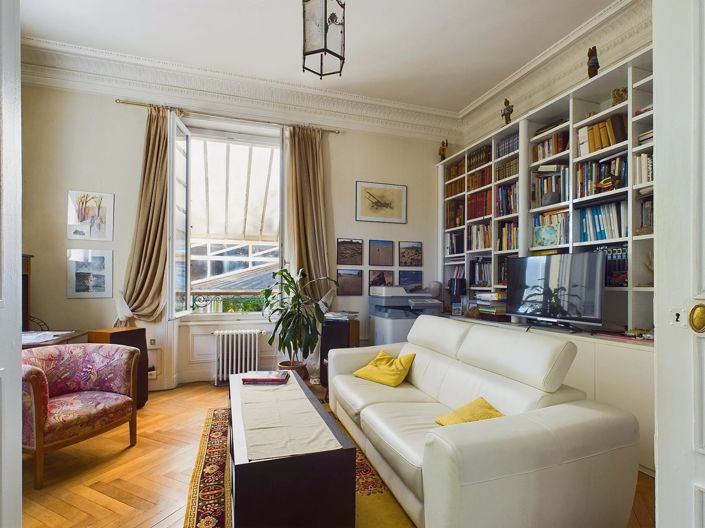 Image No.6-6 Bed House for sale