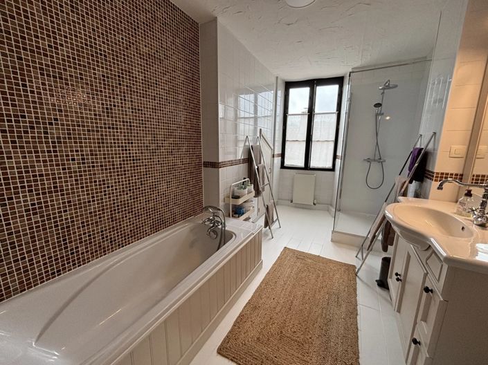 Image No.8-5 Bed House for sale