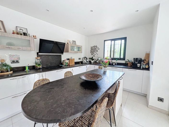 Image No.13-4 Bed Property for sale