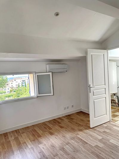 Image No.11-2 Bed Property for sale