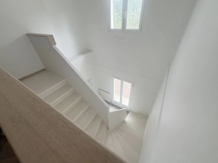 Image No.8-5 Bed House for sale