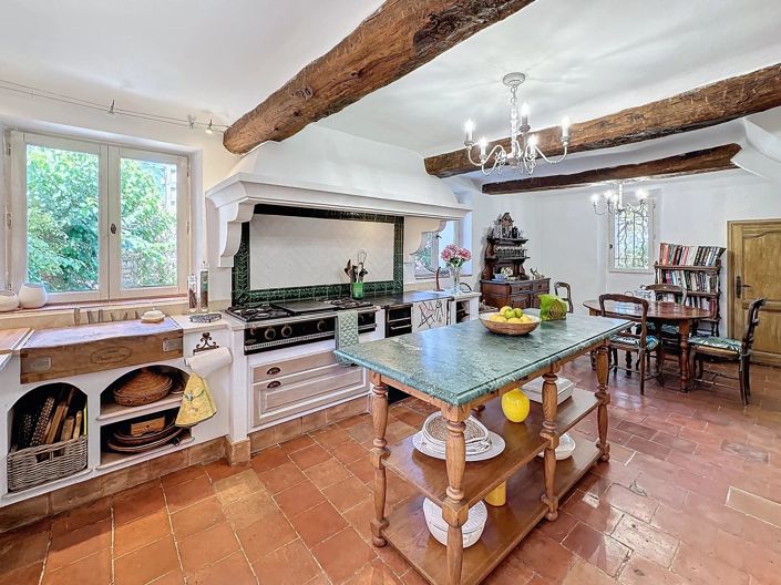 Image No.8-5 Bed Property for sale