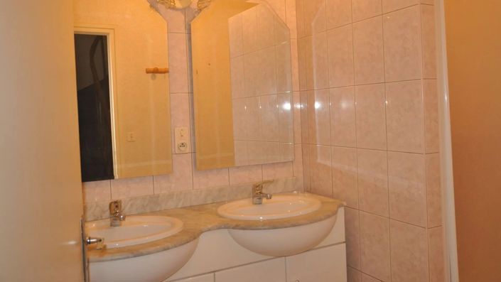 Image No.8-3 Bed House for sale