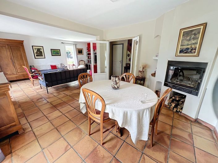 Image No.8-5 Bed House for sale