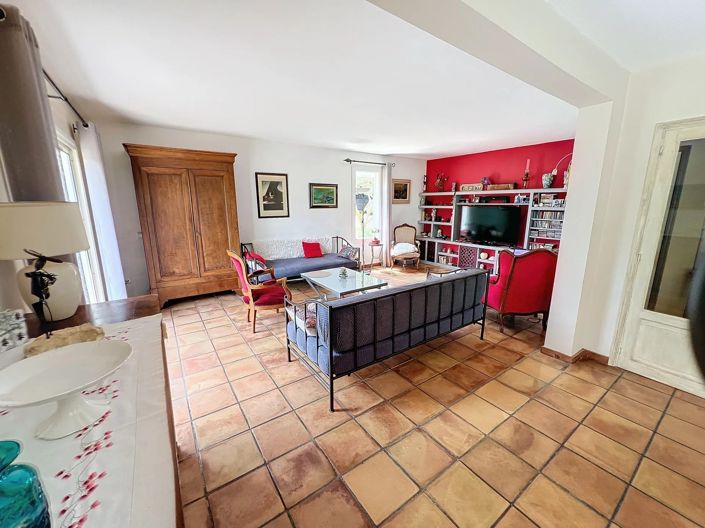 Image No.9-5 Bed House for sale