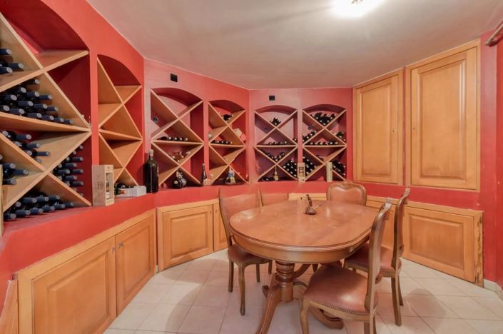 Image No.8-10 Bed House for sale