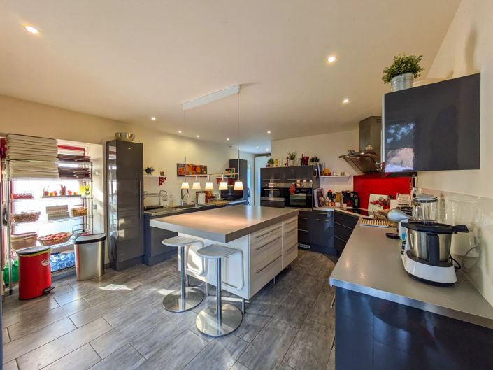 Image No.6-6 Bed House for sale