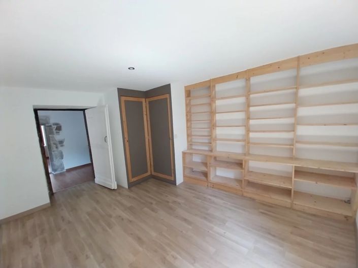 Image No.10-3 Bed House for sale