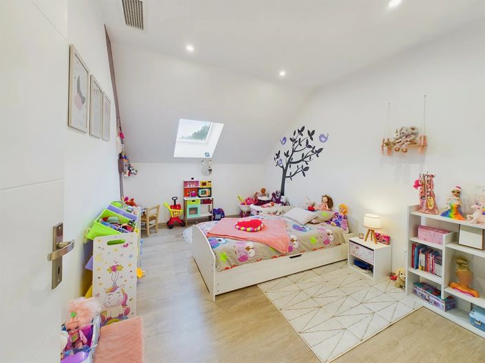 Image No.10-10 Bed House for sale