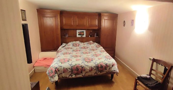 Image No.8-8 Bed House for sale