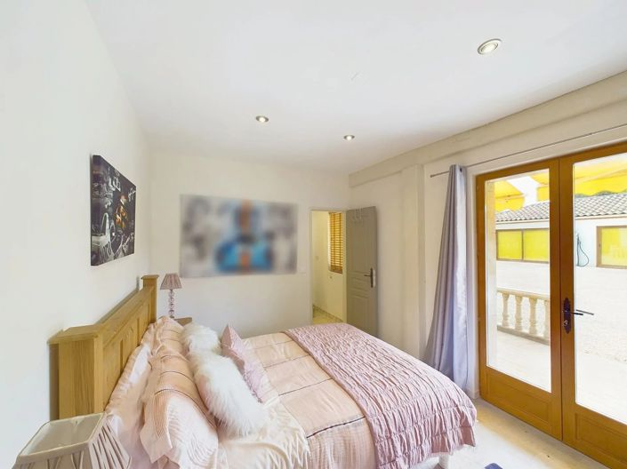 Image No.8-8 Bed House for sale