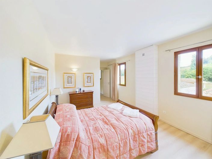 Image No.7-8 Bed House for sale