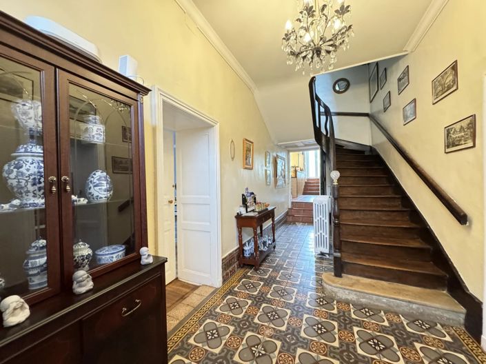 Image No.6-8 Bed House for sale