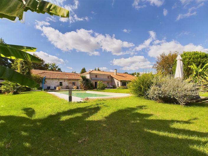 Image No.1-8 Bed House for sale