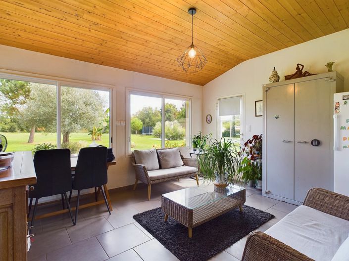 Image No.6-8 Bed House for sale