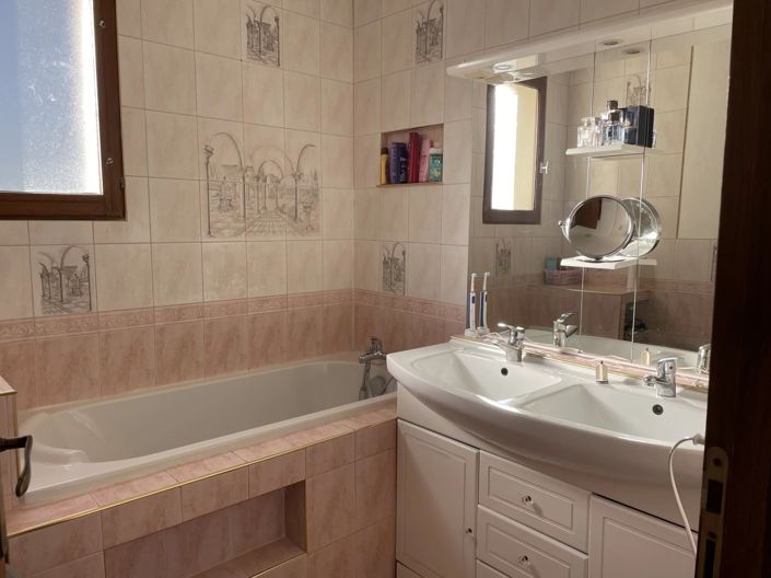 Image No.11-3 Bed House for sale