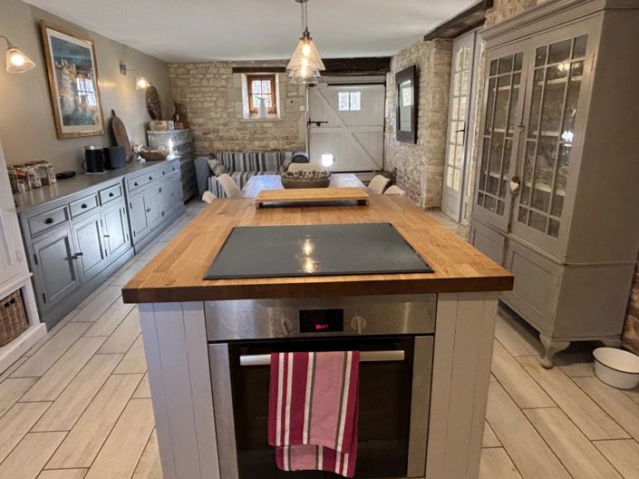 Image No.5-8 Bed House for sale