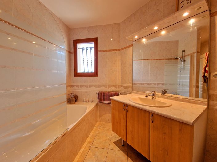 Image No.8-3 Bed House for sale