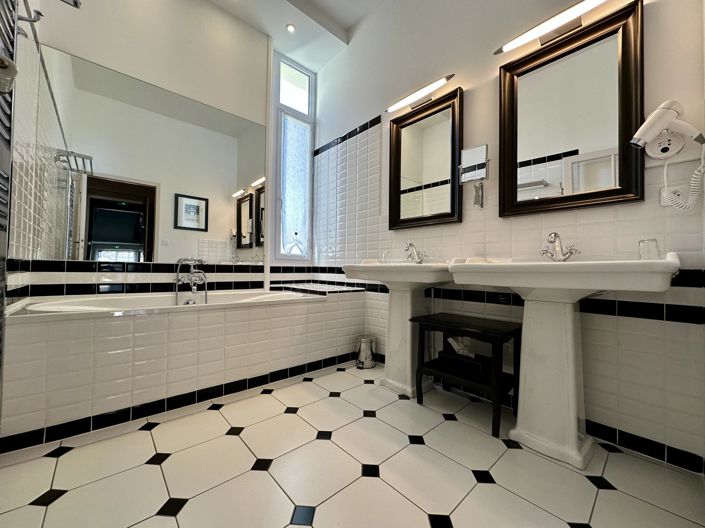 Image No.8-10 Bed House for sale