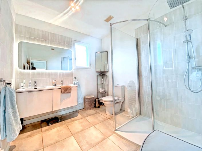 Image No.8-5 Bed House for sale