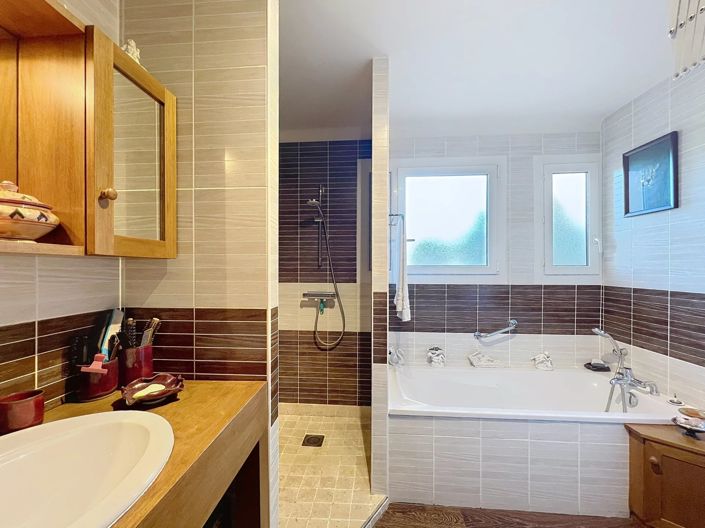 Image No.9-3 Bed Property for sale