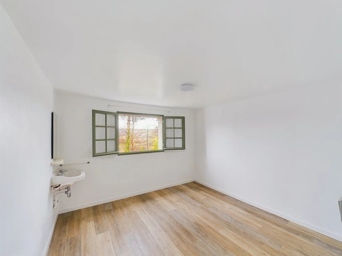 Image No.12-2 Bed House for sale