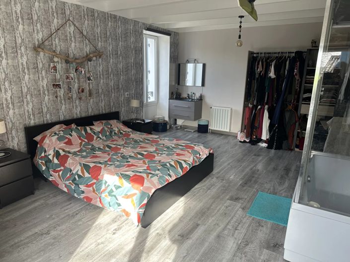 Image No.8-5 Bed House for sale