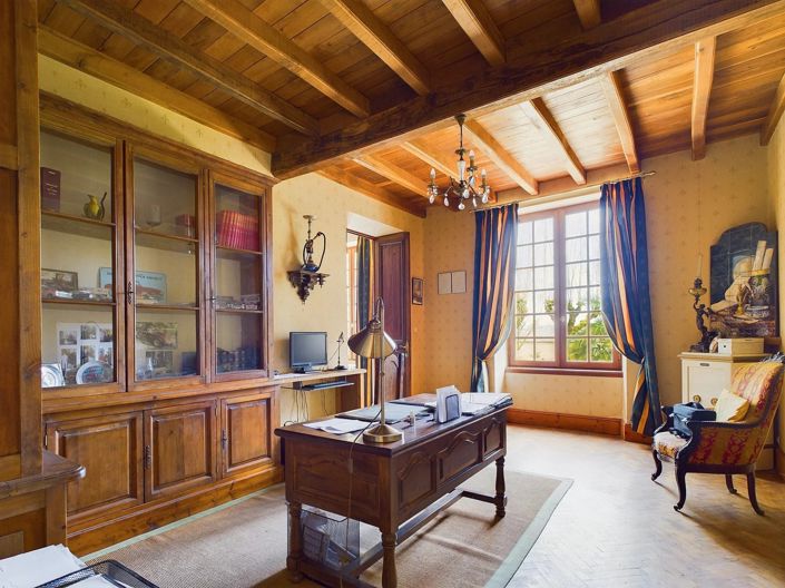 Image No.7-7 Bed House for sale