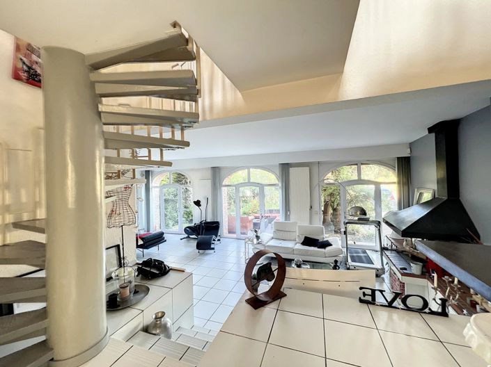 Image No.4-4 Bed Property for sale