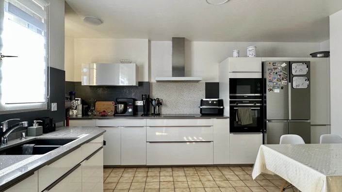 Image No.5-5 Bed House for sale