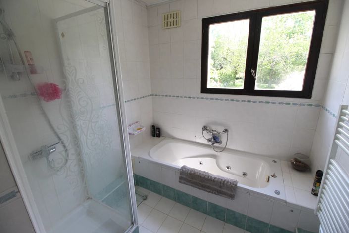 Image No.8-8 Bed House for sale