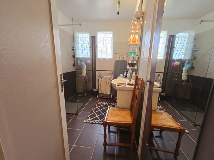 Image No.8-2 Bed House for sale