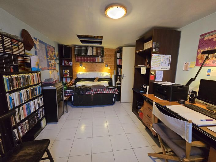 Image No.9-2 Bed House for sale