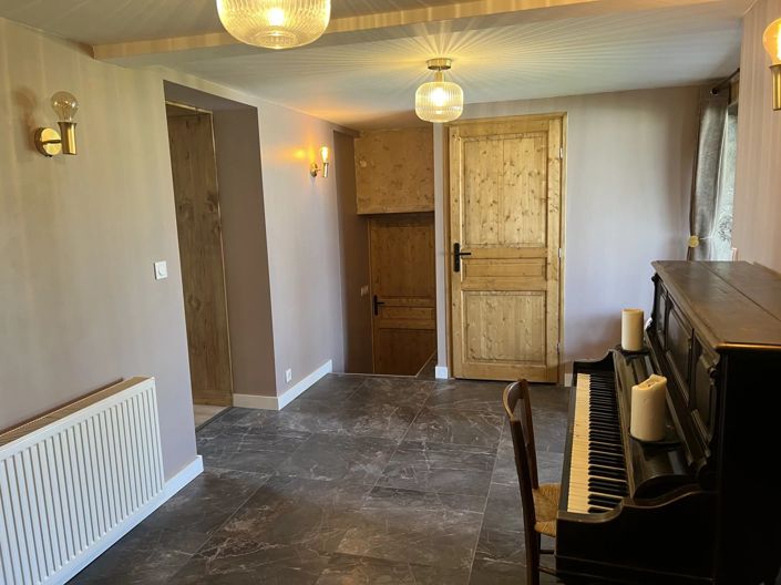 Image No.8-6 Bed House for sale