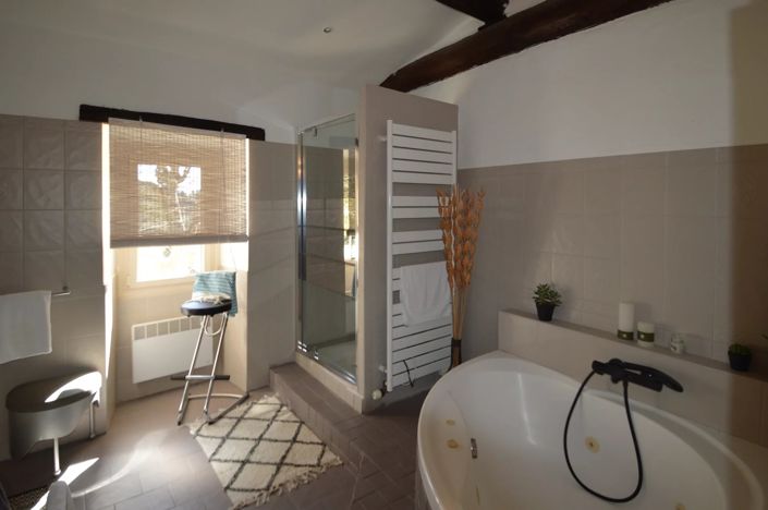 Image No.8-6 Bed House for sale