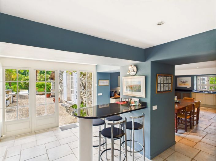 Image No.5-10 Bed House for sale